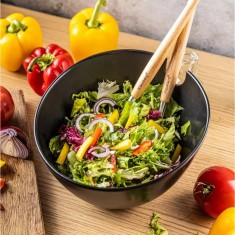 Bol de salata din ceramica, 23.5 cm, negru, cu un set de linguri cu manere din lemn, Klausberg