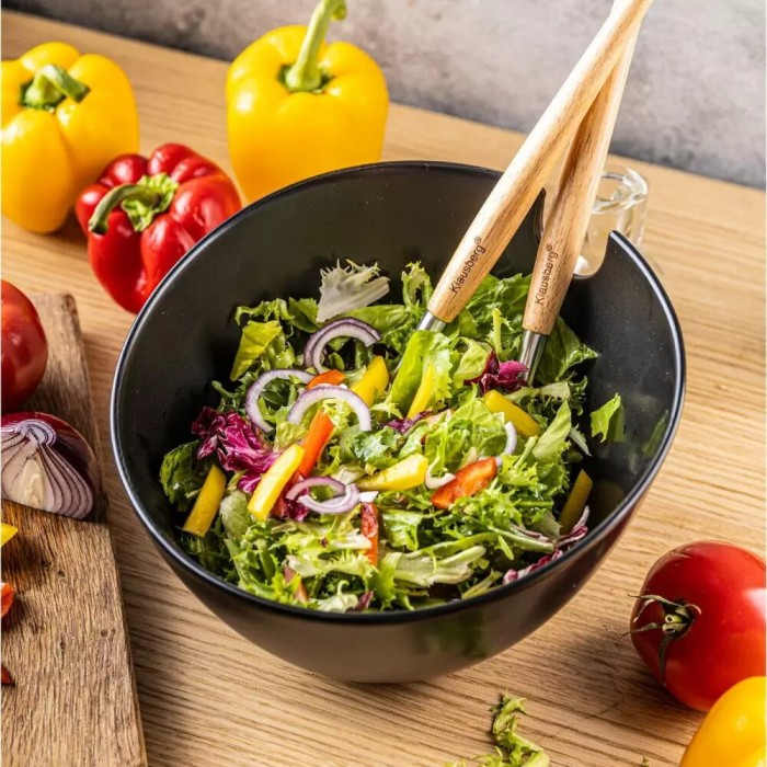 Bol de salata din ceramica, 23.5 cm, negru, cu un set de linguri cu manere din lemn, Klausberg
