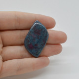 Cabochon rubin in kianit 39x22x6mm c37