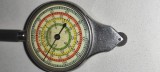 OPSIOMETRU / CURBIMETRU Obiectul din imagine este un opisometru (cunoscut și ca curbimetru sau aparat de măsurat distante