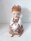 Statueta ceramica vintage semnata Molnar Marton, facuta si pictata manual, Ungaria, femeie imbracata traditional, 20cm inaltime