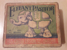 Cutie jucarie romaneasca comunista Elefant pasitor foto