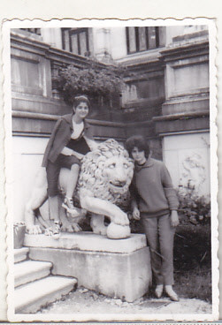 bnk foto - Sinaia Castelul Pels - statuia leu - anii `70 foto