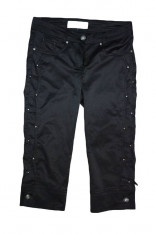 Pantalon negru, lucios, model trei-sferturi, cu design de capse foto