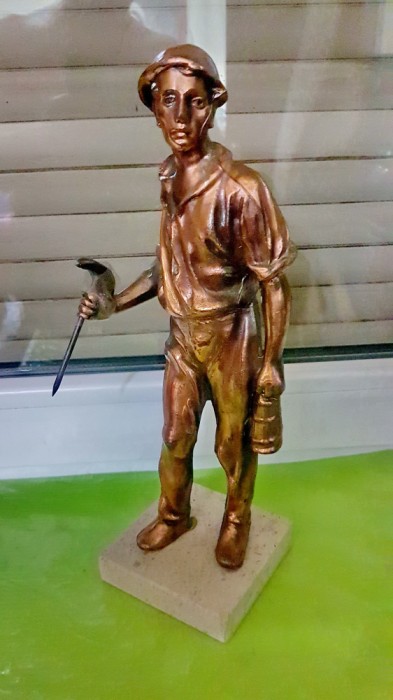 F482-Statuieta miner cu ciocan si lampa cupru stativ marmura 33 cm. Stare buna.