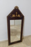 Eleganta oglinda in stilul Empire cu o deosebită rama din lemn intarsiată