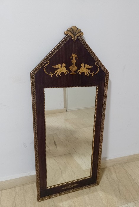 Eleganta oglinda in stilul Empire cu o deosebită rama din lemn intarsiată