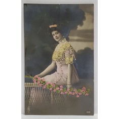 TANARA CU FLORI ROZ , CARTE POSTALA CU CUSATURI DIN FIR DE MATASE , INCEPUTUL SEC. XX