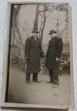 Carte postala, Doi barbati in pardesie si cu palarii, 1936
