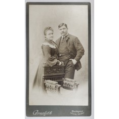 STUDIO GOSZLETH , BUDAPESTA , CUPLU IN STUDIO , FOTOGRAFIE CABINET , INCEPUTUL SEC. XX
