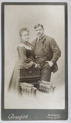 STUDIO GOSZLETH , BUDAPESTA , CUPLU IN STUDIO , FOTOGRAFIE CABINET , INCEPUTUL SEC. XX foto