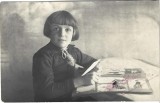 P3081N Fetiță cu album fotografic, studio Foto Select, Dorohoi, perioada interbelică