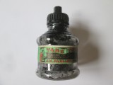 Sticla de cerneala chinezeasca stralucitoare cu capac special pentru trasat linii:J.M.Paillard-Paris anii 30,inaltime:83 mm,diam=50 mm,greutate:92 gr.