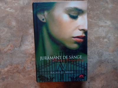 Richelle Mead - Academia vampirilor 4. Juramant de sange, 2010 foto