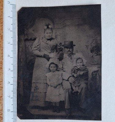 Ferotip (Tintype) familie &amp;ndash; cca 1895&amp;ndash;1900 &amp;ndash; format mic 6&amp;times;9 cm &amp;ndash; studio foto