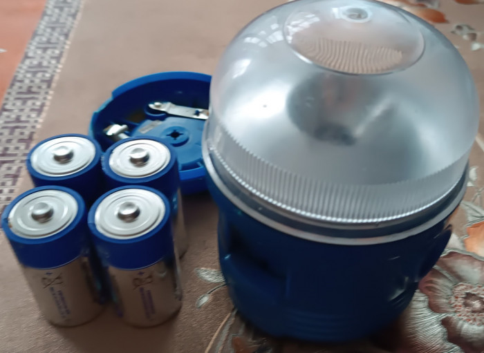 Lanternă felinar, funcționează cu 4 baterii R6