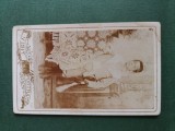 Fotografie atelier Visit Portrait ,elev cu carti in mana ,dimensiuni 11cm x 6 cm .