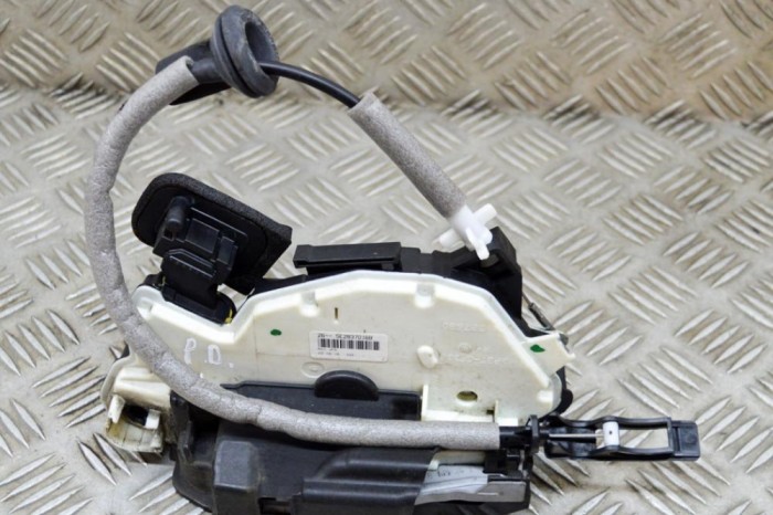 &Icirc;ncuietoare ușă dreapta față VW PASSAT B8 3G2 2017 OEM: 5E2837016B | 17186183