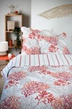 Cumpara ieftin Cuvertura Matlasata Quiberon 260x240cm, 2 Fete De Perna 65x65cm, Culoare Coral, 100% Poliester