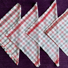 Set 4 servete de masa anii 70 cusute pe 2 laturi, 40x41 cm