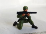 bnk jc Soldat cu bazooka - figurina neidentificata