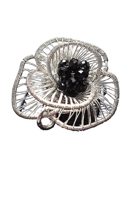 B32. Pandantiv floare argintie cu Mura din cristale negre de sticla