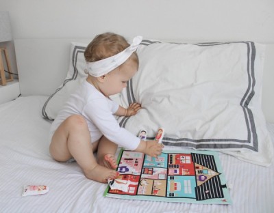 Set joaca portabil Tiny Magic casuta papusii cu 5 personaje incluse foto