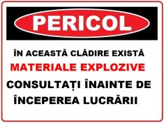 Placuta pericol in aceasta cladire exista materiale explozive foto