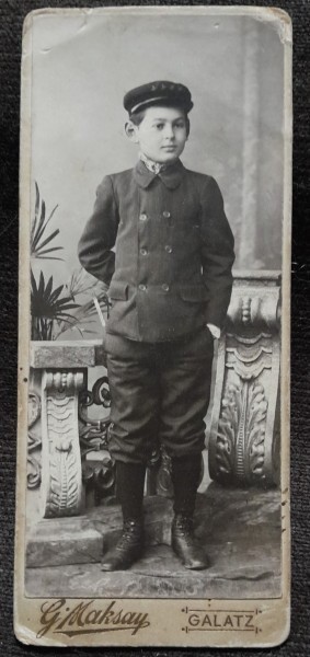 Fotografie pe carton, baiat in uniforma, 1905