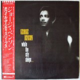 Vinil LP &quot;Japan Press&quot; George Benson &lrm;&ndash; While The City Sleeps... (-VG)