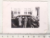 Bnk foto Femei langa Ford Fordor Touring Sedan - Romania - anii `40, Alb-Negru, Romania 1900 - 1950, Transporturi