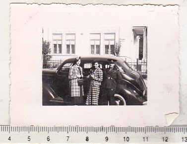 bnk foto Femei langa Ford Fordor Touring Sedan - Romania - anii `40 foto