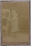 Copil// fotografie pe carton, inceput sec XX, atelier necunoscut