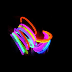Set 100 betisoare bratari luminoase glow sticks colorate culoare multicolor foto