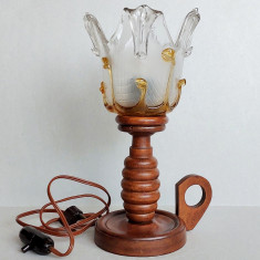 Lampa vintage din lemn tip sfesnic cu toarta, veioza functionala anii 60