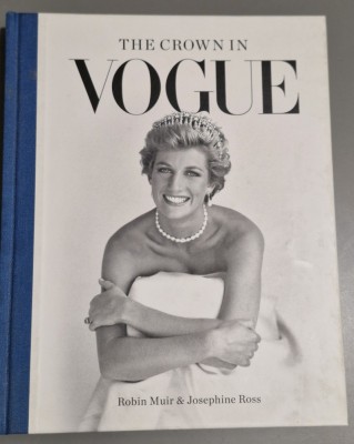 The Crown in Vogue- R9bin Muir &amp;amp; Josephine Ross foto
