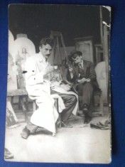 Fotografie, pictor roman si icoane, imagini din atelier