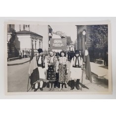 GRUP DE FEMEI SI BARBATI IN COSTUME POPULARE , IN ORAS , LA DEFILARE , FOTOGRAFIE , INTERBELICA