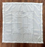 Fata de masa broderie de masina cu fir alb pe panza alba, 82 x 82cm