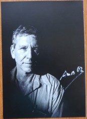Autograf al scriitorului Amos Oz pe fotografie