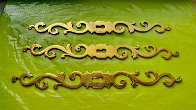 D466-Set 3 Shielduri lungi vechi bronz aurit. Lungime 26, latime 4 cm. foto