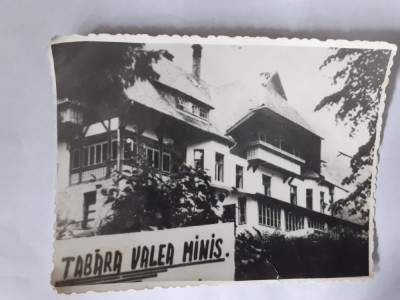 Fotografie cu o cabană din Tabăra Valea Miniș, din 1970 foto