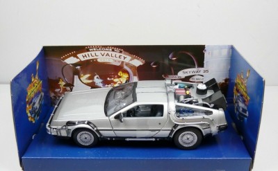Macheta Inapoi in viitor Delorean Back into the future II 1/24 foto