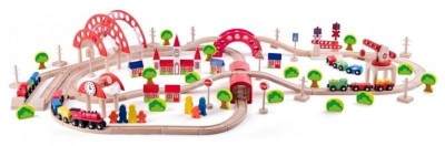 Pista de tren din lemn cu gara, Woodyland foto
