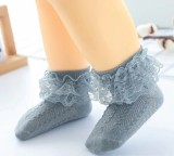 Sosetele gri cu model din tesatura si danteluta (Marime Disponibila: Marimea 25)