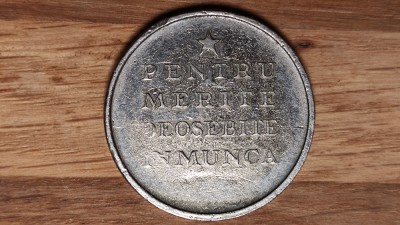 R10 Romania - Medalie RSR - Pentru merite deosebite in munca - stare buna foto