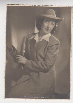 M1 A 12 - FOTO - Fotografie foarte veche - doamna cu palarie - anii 1940 foto