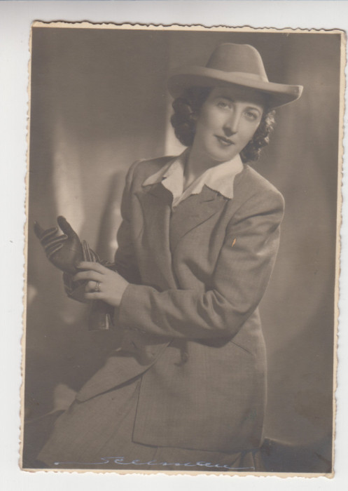 M1 A 12 - FOTO - Fotografie foarte veche - doamna cu palarie - anii 1940