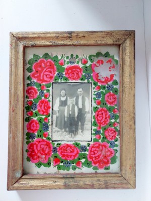 Fotografie veche familie tarani din Transivania, tablou rama lemn sticla pictata foto