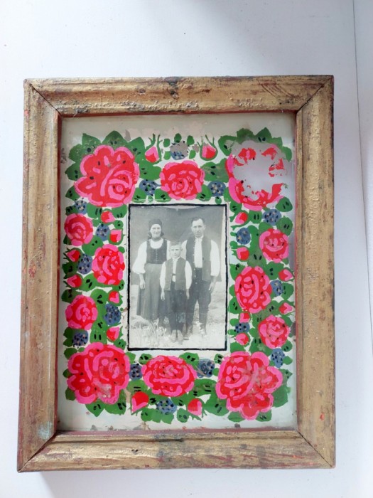 Fotografie veche familie tarani din Transivania, tablou rama lemn sticla pictata